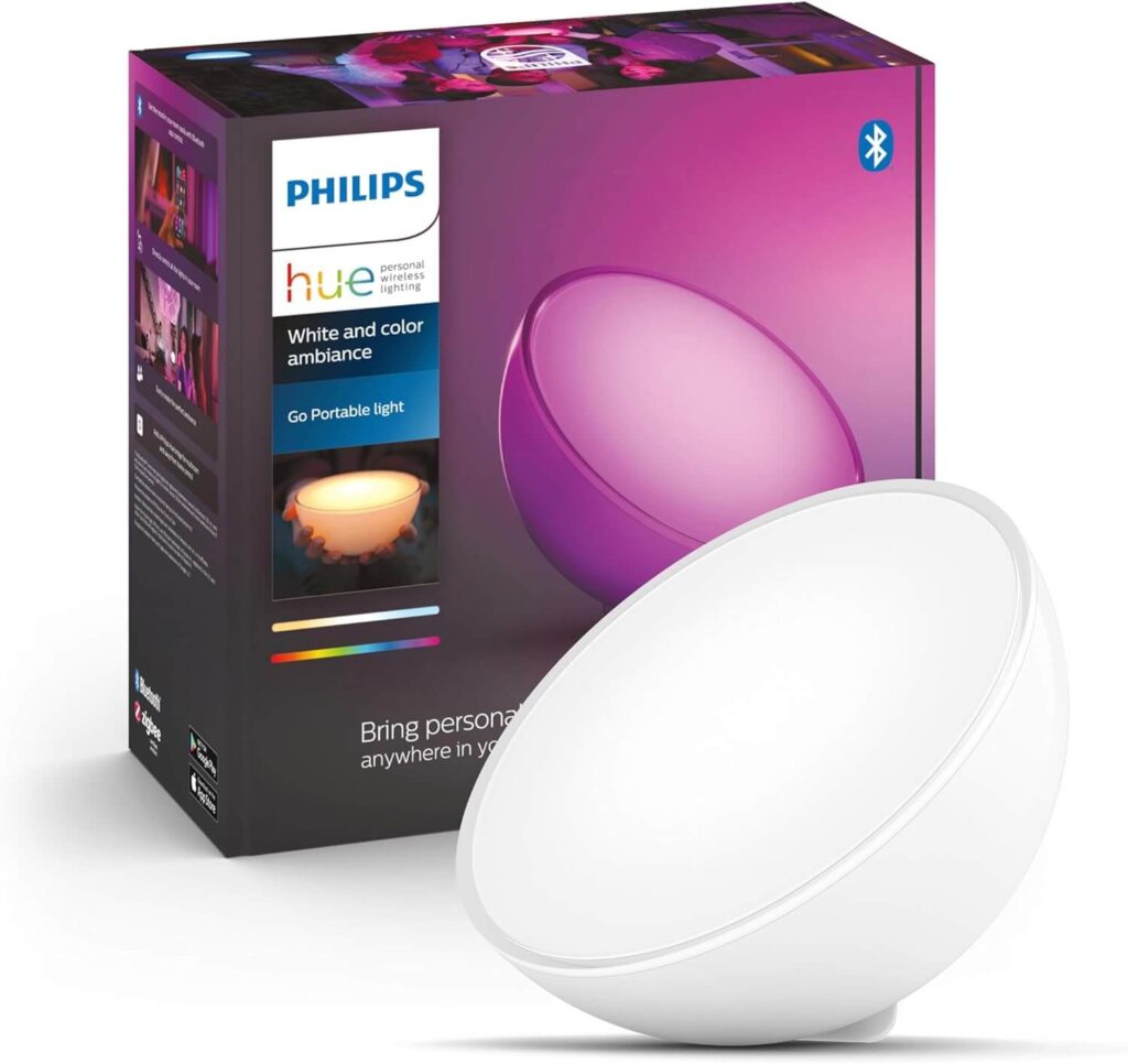 "Lampe portable connectée Philips Hue Go, émettant une lumière douce et colorée dans un intérieur moderne."